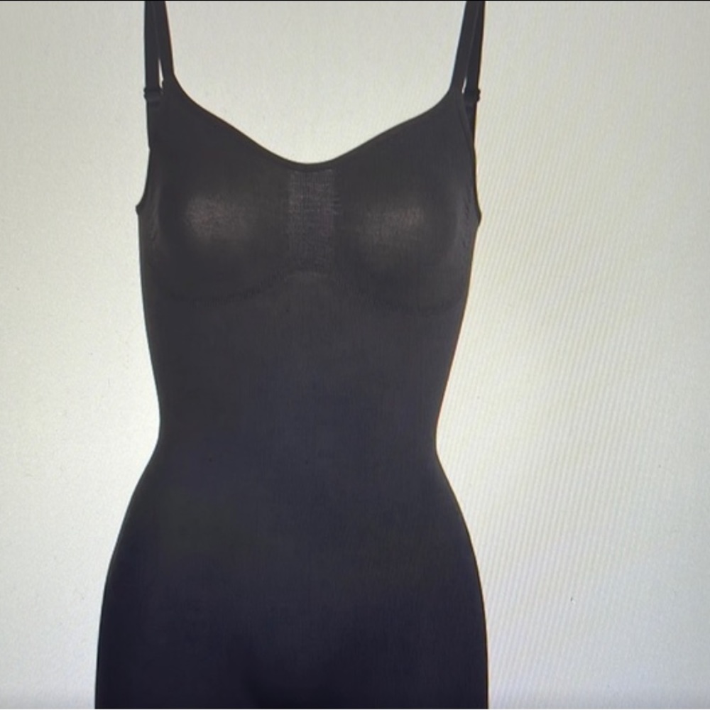 Skims sculpting bodysuit NWOT